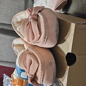 woman's ugg slides pink size7 with big bow on right and left side slightly used